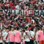Fans fall from stand, Argentine football game abandoned